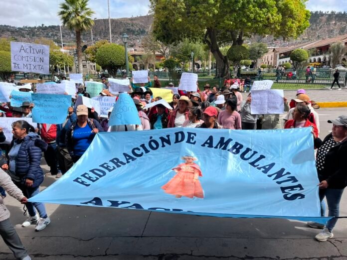 Federación de Ambulantes de Ayacucho pide a la Municipalidad de Huamanga ordenar y formalizar el comercio ambulatorio. Federación de Ambulantes de Ayacucho pide a la Municipalidad de Huamanga ordenar y formalizar el comercio ambulatorio.