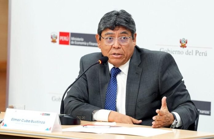 El ministro Elmer Cuba plantea acciones sobre salarios, inversión, cuentas públicas y productividad para fortalecer la economía peruana.