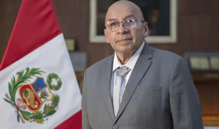 Kurt Burneo cuestionó que se utilicen ingresos temporales para financiar obligaciones permanentes y respaldó las acciones del MEF ante el Tribunal Constitucional. Kurt Burneo cuestionó que se utilicen ingresos temporales para financiar obligaciones permanentes y respaldó las acciones del MEF ante el Tribunal Constitucional.