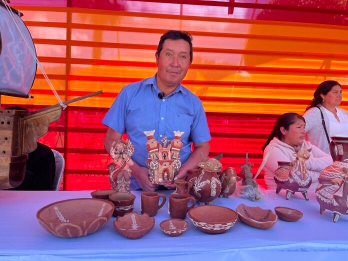 Vidal Contreras Huaraca lleva más de 25 años enseñando este oficio y pide mayor respaldo para impulsar emprendimientos productivos. Vidal Contreras Huaraca lleva más de 25 años enseñando este oficio y pide mayor respaldo para impulsar emprendimientos productivos.