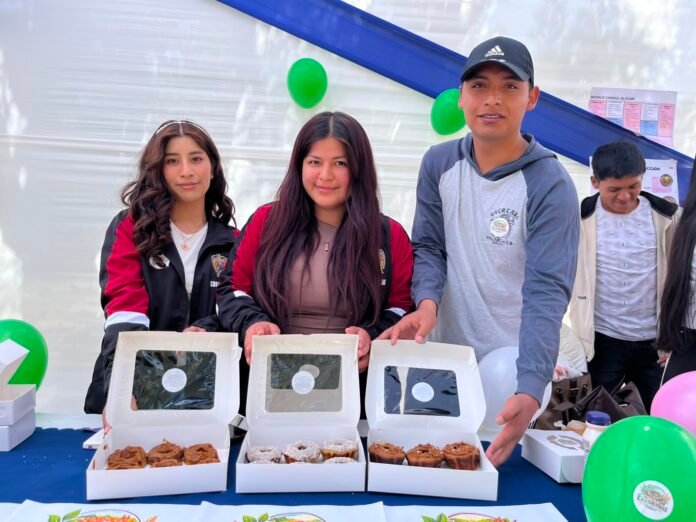 Eco Donas propone cuatro variedades elaboradas con camote, cacao, quinua y kiwicha, además de reemplazar el azúcar por miel y la fritura por el horneado. Eco Donas propone cuatro variedades elaboradas con camote, cacao, quinua y kiwicha, además de reemplazar el azúcar por miel y la fritura por el horneado.