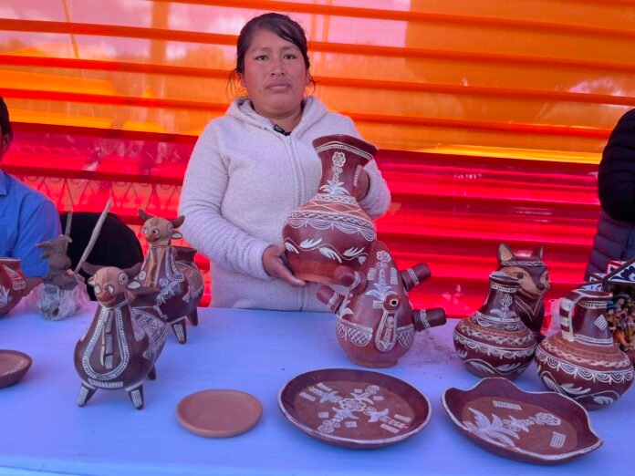 La familia Borda mantiene más de 25 años de trayectoria elaborando toritos, jarritas y piezas tradicionales con arcilla extraída del propio distrito. La familia Borda mantiene más de 25 años de trayectoria elaborando toritos, jarritas y piezas tradicionales con arcilla extraída del propio distrito.
