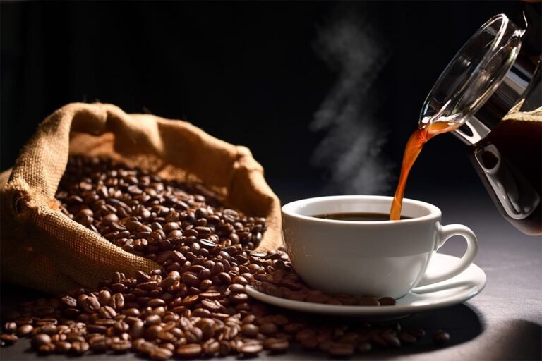 Los inventarios certificados de café arábica en la Bolsa Intercontinental (ICE) cayeron a cerca de 244 000 sacos, mientras las cotizaciones superan los 320 centavos de dólar por libra.