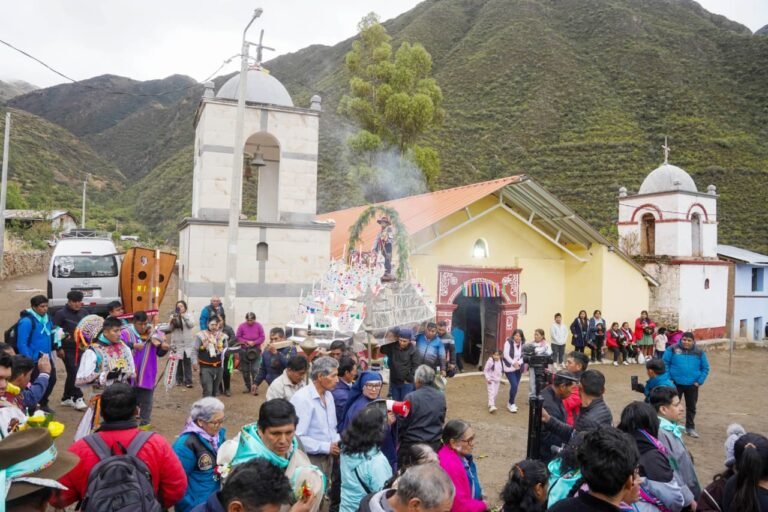 Del 20 al 25 de agosto, la comunidad del pueblo de Chihuire, ubicada en el distrito de Asquipata (provincia de Fajardo, región Ayacucho), celebra su tradicional Yarqa Aspiy (limpieza de acequias) y su festividad religiosa en homenaje a San Isidro Labrador.