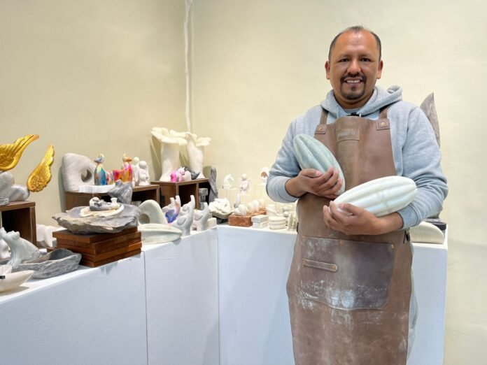 Las piezas elaboradas por el maestro artesano Jhonny Romaní se comercializan en Lima y han llegado a países como Francia, Italia, Alemania, Rusia y Dinamarca. Las piezas elaboradas por el maestro artesano Jhonny Romaní se comercializan en Lima y han llegado a países como Francia, Italia, Alemania, Rusia y Dinamarca.