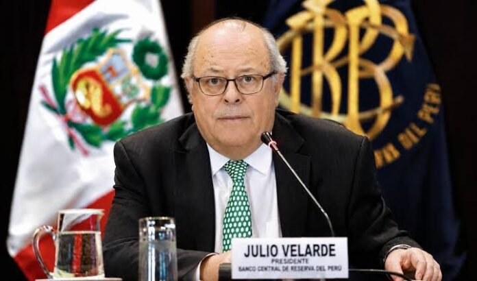 El titular del BCRP sostuvo que una mayor estabilidad política e institucional permitiría al país avanzar hacia un crecimiento más rápido. El titular del BCRP sostuvo que una mayor estabilidad política e institucional permitiría al país avanzar hacia un crecimiento más rápido.
