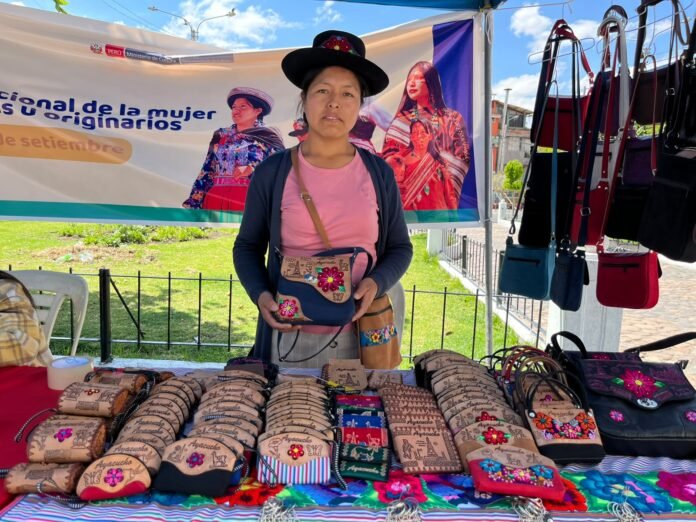 El emprendimiento produce hasta una docena de monederos al día y comercializa sus piezas al por mayor y menor.