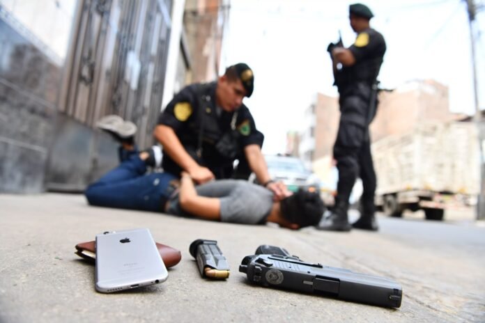 Las víctimas de robo en Ayacucho pueden solicitar atención policial ante una emergencia y denunciar el hecho en la comisaría más cercana o ante las fiscalías de turno. Las víctimas de robo en Ayacucho pueden solicitar atención policial ante una emergencia y denunciar el hecho en la comisaría más cercana o ante las fiscalías de turno.