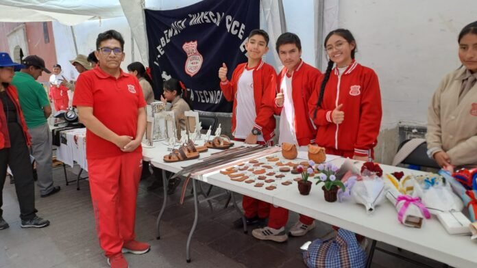 Estudiantes de la I.E. G.U.E. Mariscal Cáceres desarrollan productos con tecnología, reciben certificación modular y adquieren herramientas que pueden utilizar para trabajar al culminar la secundaria. Estudiantes de la I.E. G.U.E. Mariscal Cáceres desarrollan productos con tecnología, reciben certificación modular y adquieren herramientas que pueden utilizar para trabajar al culminar la secundaria.