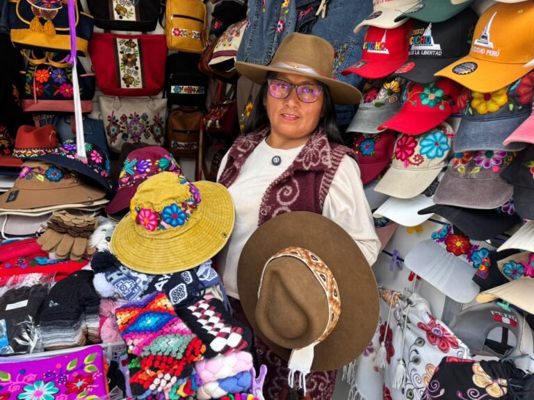 La emprendedora lleva 15 años en el rubro textil (bordados), sin embargo, a pesar que su pequeña empresa está formalizada, señala que acceder a ferias y oportunidades de exportación continúa siendo un desafío.