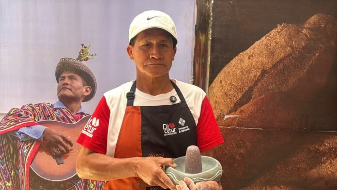 El artesano ayacuchano aprendió el oficio de su padre cuando tenía 14 años y hoy, a sus 64, continúa elaborando piezas que han llegado a diferentes regiones del país y al extranjero. El artesano ayacuchano aprendió el oficio de su padre cuando tenía 14 años y hoy, a sus 64, continúa elaborando piezas que han llegado a diferentes regiones del país y al extranjero.