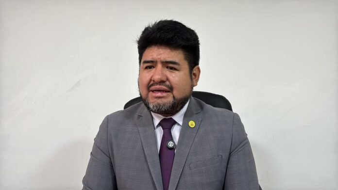 Cristian Palomino cuestionó que el Gobierno Regional de Ayacucho mantiene unos 180 proyectos de inversión abiertos, algunos con más de 12 años de ejecución. Cristian Palomino cuestionó que el Gobierno Regional de Ayacucho mantiene unos 180 proyectos de inversión abiertos, algunos con más de 12 años de ejecución.