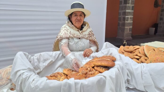 La panadera artesanal continúa el legado familiar con la elaboración de bollos, rosquitas y chaplas, y ofrece enseñar sus conocimientos a las nuevas generaciones para preservar este oficio tradicional.