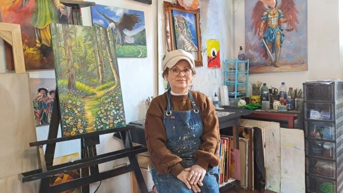 Carolina Cárdenas Lobatón, fundadora de la galería Trazos en Vals, pide mayor promoción turística para atraer compradores extranjeros y señala que los talleres de arte y música se han convertido en una alternativa para sostener su espacio cultural.