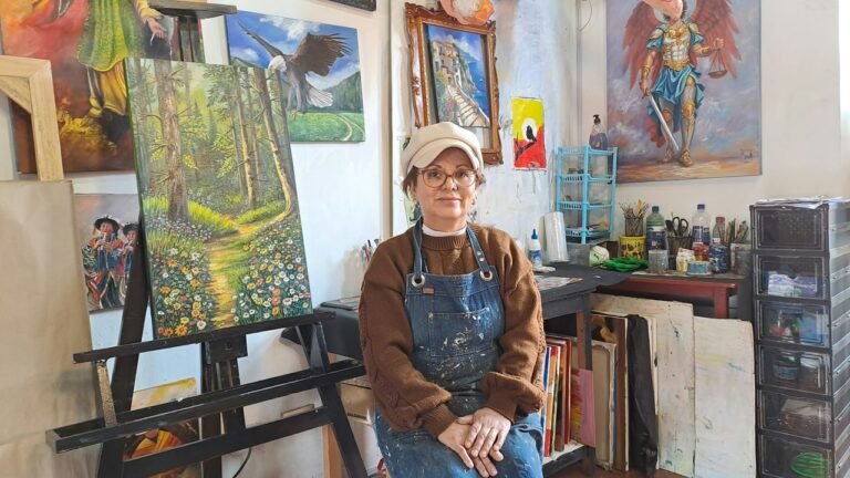 Carolina Cárdenas Lobatón, fundadora de la galería Trazos en Vals, pide mayor promoción turística para atraer compradores extranjeros y señala que los talleres de arte y música se han convertido en una alternativa para sostener su espacio cultural.