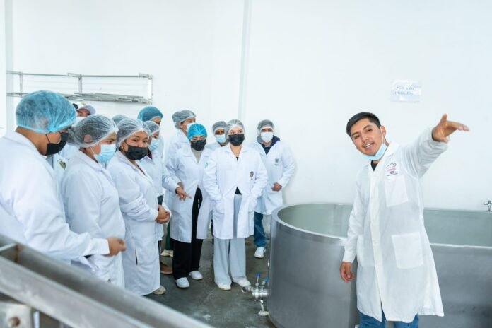 La empresa ayacuchana busca ampliar su producción y fortalecer el trabajo con pequeños ganaderos de la región, de quienes actualmente acopia leche a través de una red de 42 proveedores. La empresa ayacuchana busca ampliar su producción y fortalecer el trabajo con pequeños ganaderos de la región, de quienes actualmente acopia leche a través de una red de 42 proveedores.