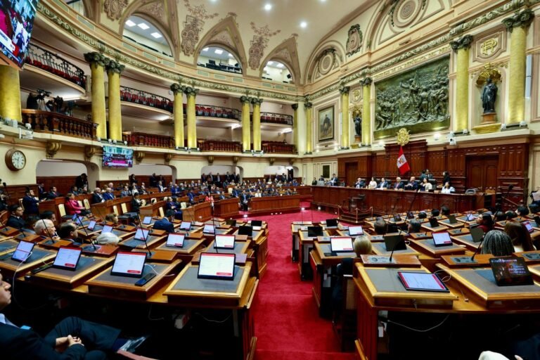 Analistas advierten que las disputas políticas postergaron reformas con respaldo mayoritario, mientras 220 mil mypes resultarían perjudicadas por el Fenómeno El Niño sin las herramientas que necesitan.