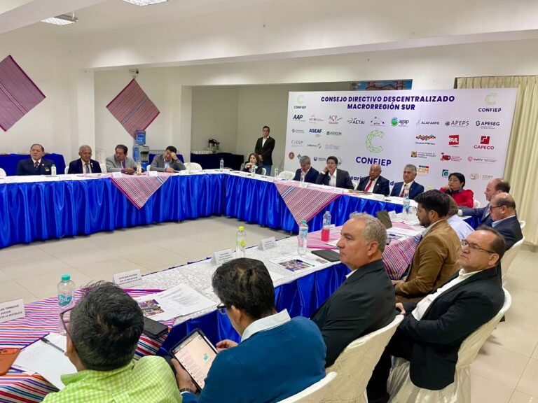 • Durante su Consejo Directivo Descentralizado en Ayacucho, el gremio empresarial destacó la necesidad de mejorar la conectividad, fomentar el turismo, fortalecer las actividades productivas y promover una agenda de trabajo con autoridades y cámaras de comercio regionales.
