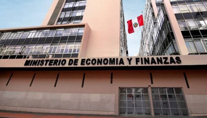 El ministro Elmer Cuba señaló que el fenómeno climático afectará temporalmente la actividad económica, pero estimó que el país recuperará su ritmo de crecimiento una vez superado ese periodo. El ministro Elmer Cuba señaló que el fenómeno climático afectará temporalmente la actividad económica, pero estimó que el país recuperará su ritmo de crecimiento una vez superado ese periodo.